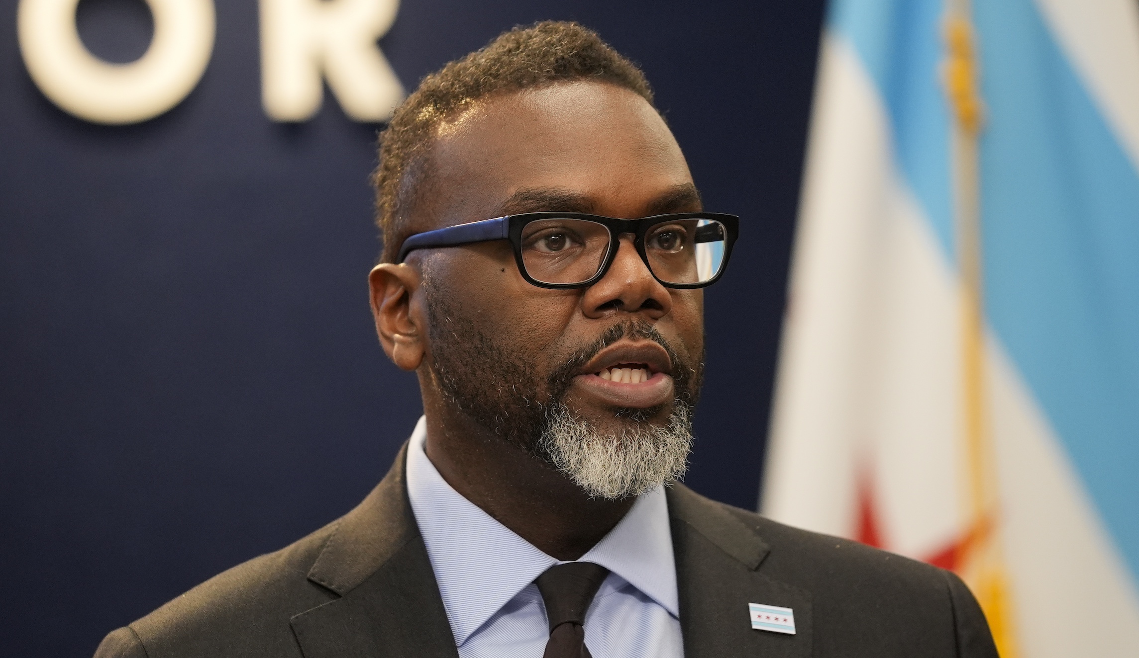 As Illinois manufacturing jobs drop, Chicago mayor announces awards