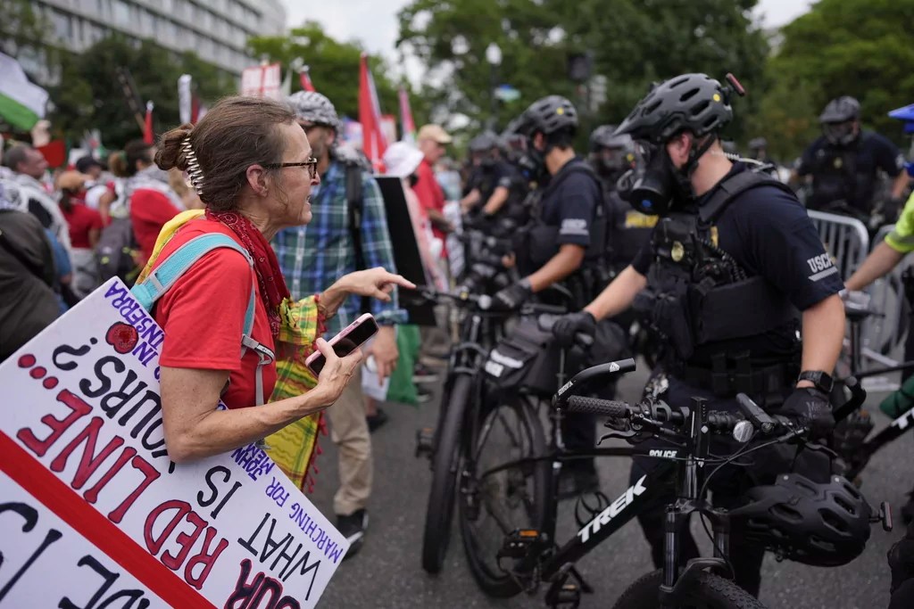 Capitol Police deploy pepper spray on ‘violent’ anti-Israel protesters while Netanyahu addresses Congress
