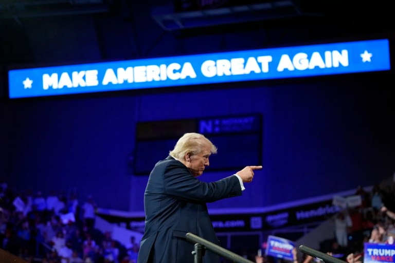 Trump keeps battleground state lead