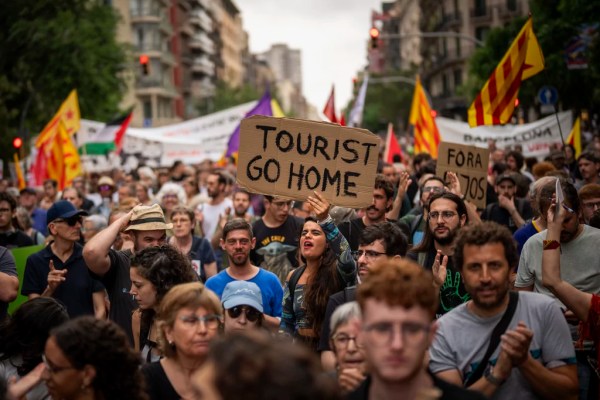 Visitors sprayed with water pistols at Barcelona anti-tourism protests