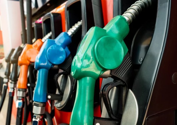 Gas prices: Decreases at the pumps to end the weekend