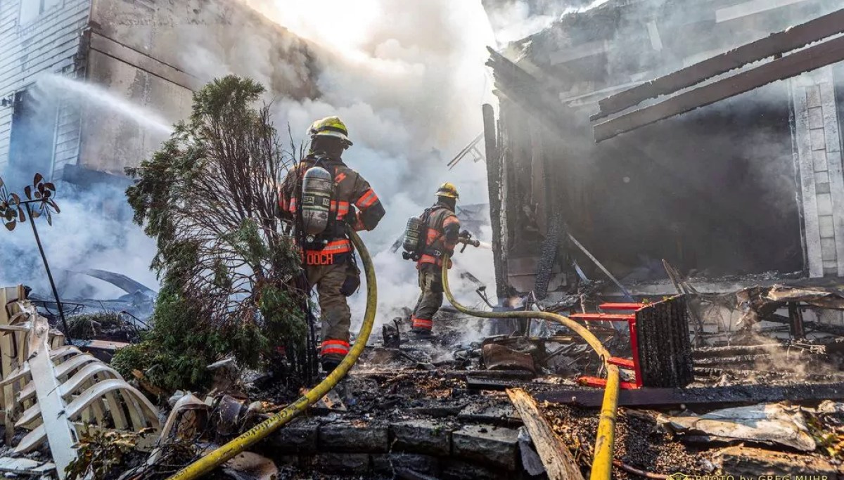 Three dead after small plane crashes into Oregon townhomes