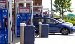 Gas prices decrease slightly heading into the weekend