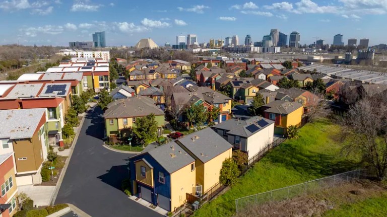 Immigration bursts into election housing price debate 