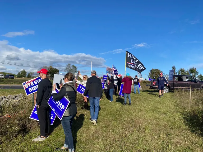 Walz greeted by MAGA protesters during visit to Butler