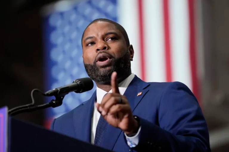 Federal workers could be fined for failing to disclose foreign gifts under GOP bill