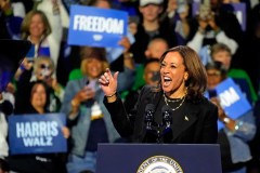 Kamala Harris counts on women to carry her to the White House