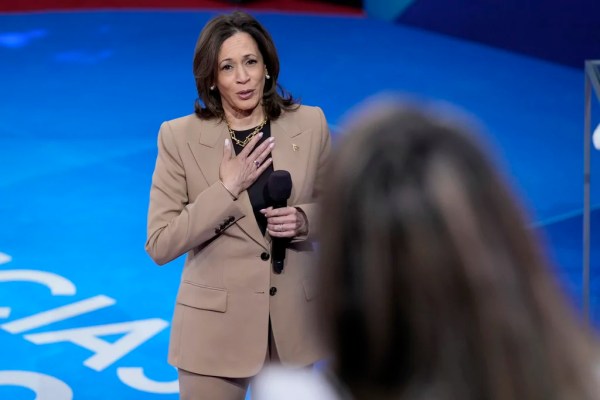 Harris sidesteps federal healthcare for illegal immigrants in Univision town hall