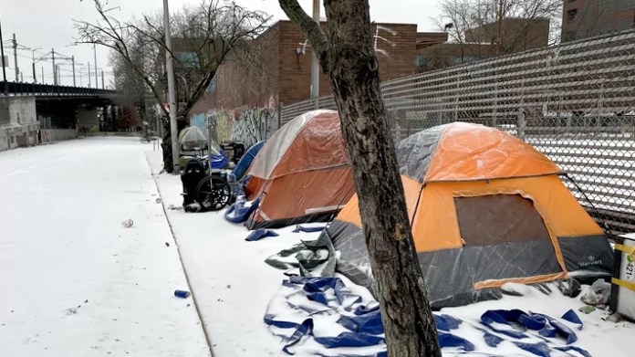 Chicago ‘welcomes’ illegal immigrants to winter weather