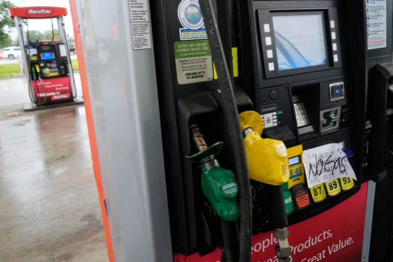 Wisconsin gas price averages $2.85 per gallon heading into Thanksgiving