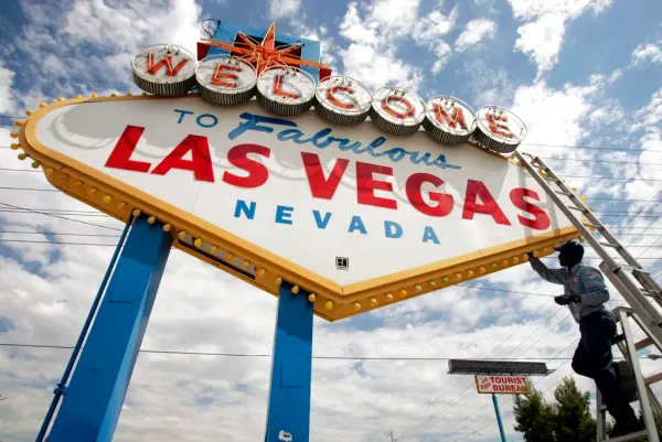 Las Vegas casinos unwilling to gamble with weakening economy