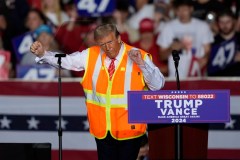 Trump, the ultimate showman, capitalizes on Biden’s ‘garbage’ gaffe