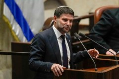 Trump puts Israeli fanatic before US interests