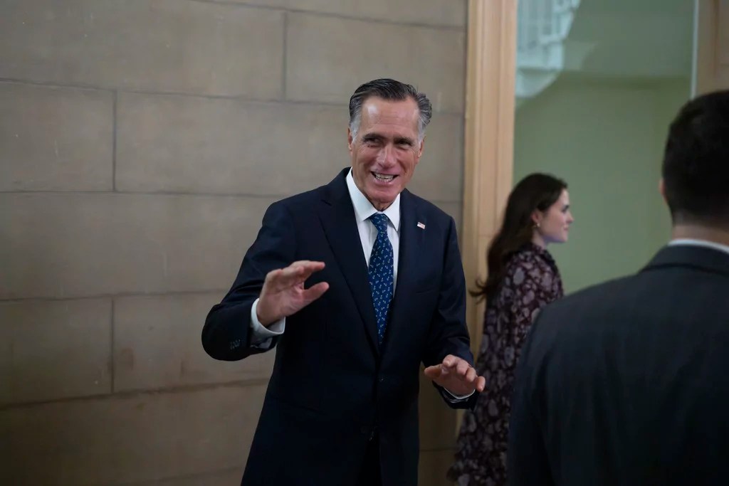 Romney defends Trump after 'overwhelming' win 'Can't complain'(02)
