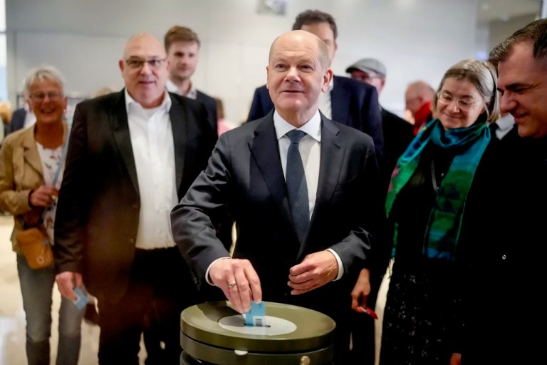 German government dissolves after no-confidence vote, triggering snap elections