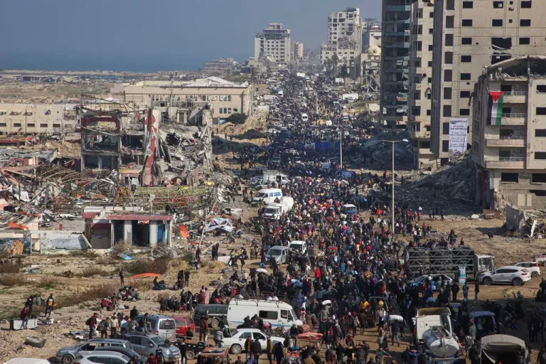 Palestinians return to Gaza as Trump urges Egypt and Jordan to take refugees