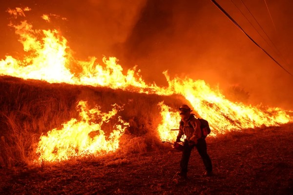 Los Angeles Hughes fire erupts to nearly 10,000 acres