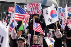 South Korean protesters adopt US flags and symbolism to distinguish sides amid crisis