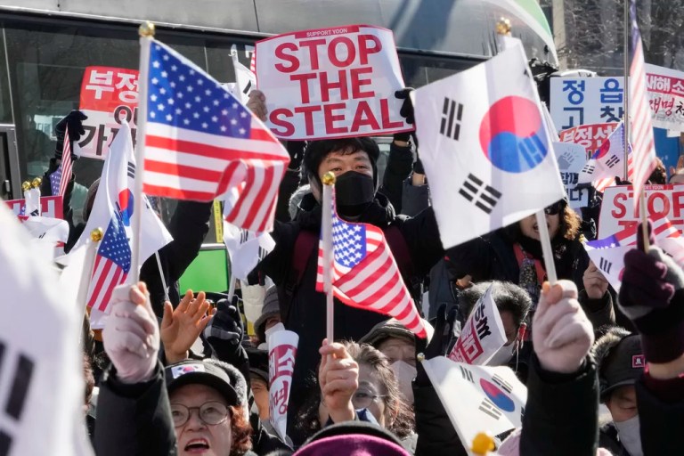 South Korean protesters adopt US flags and symbolism to distinguish sides amid crisis