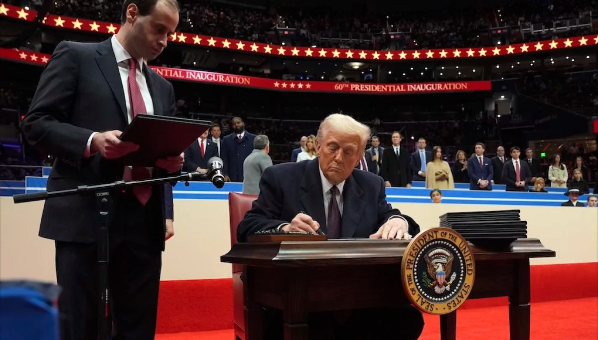 President Signs Trump signs first executive orders in party-like atmosphere at Capital ...
