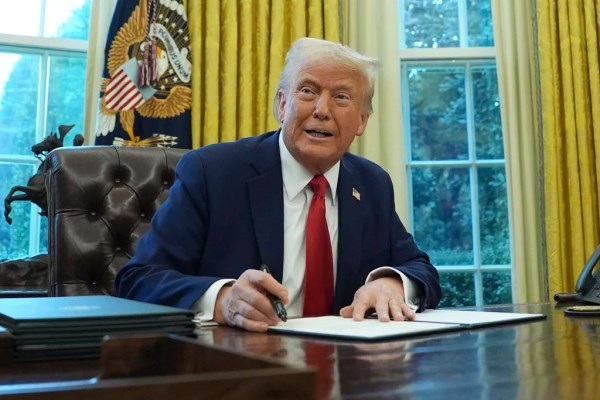 Supreme Court temporarily allows firings of two independent agency appointees