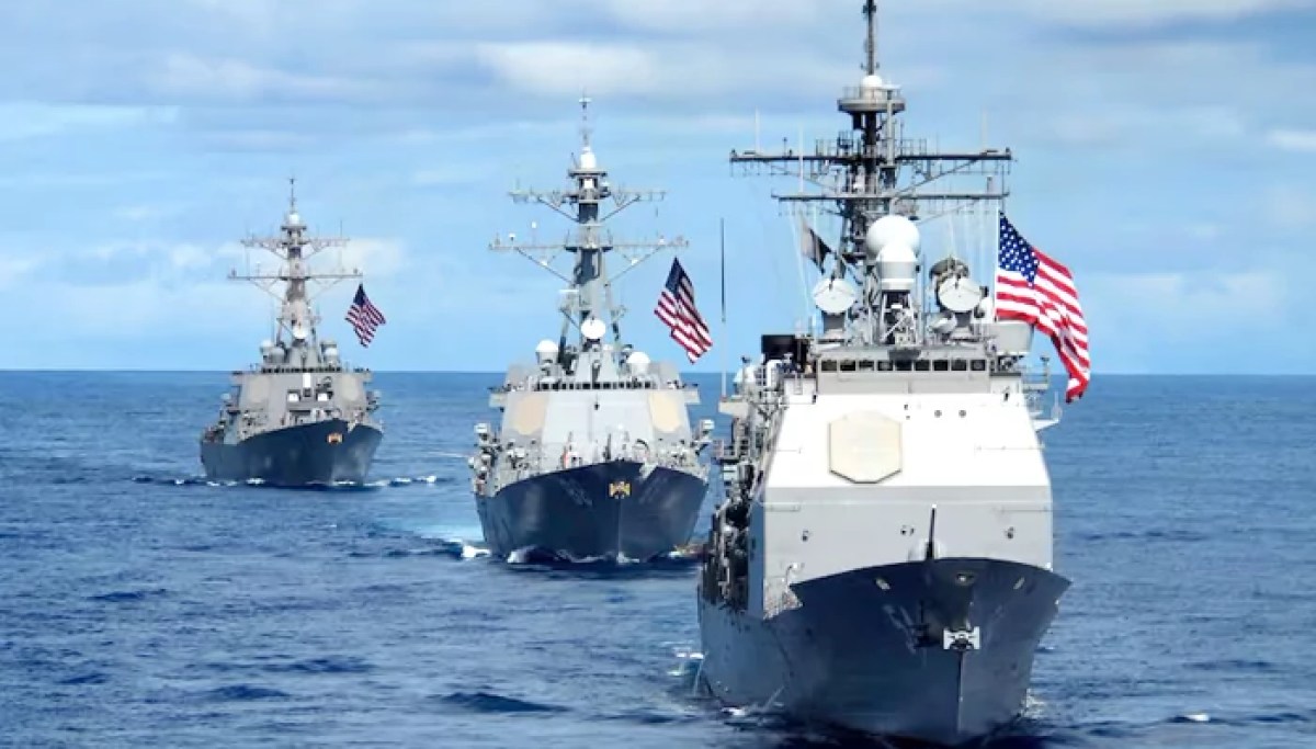 “National Navy Ships Crash Off South American Coast: Safety Concerns Raised”