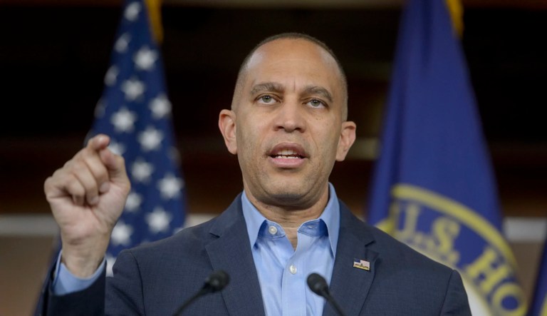 Jeffries voices confidence in Schumer’s leadership after government funding vote
