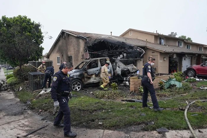Small plane crashes into San Diego neighborhood