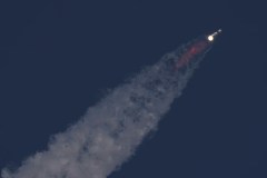 SpaceX Starship breaks up in reentry after fuel leak