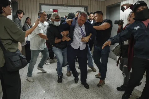 Judge blocks ICE from arrests in New York courthouses