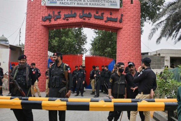 Earthquake panic allows for a jailbreak in Pakistan