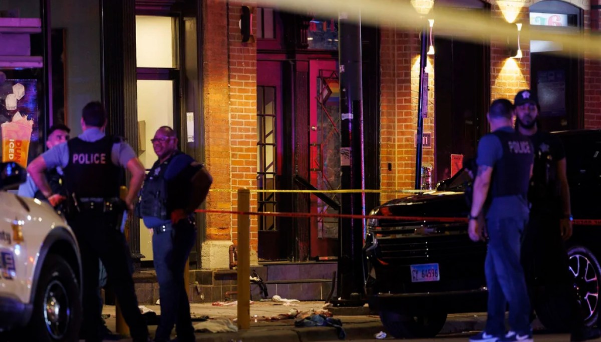 Four dead and over a dozen injured in downtown Chicago shooting