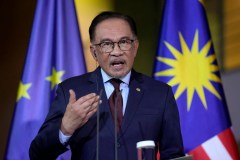 Thailand and Cambodia reach ‘unconditional’ ceasefire deal after Trump warns trade talks on line