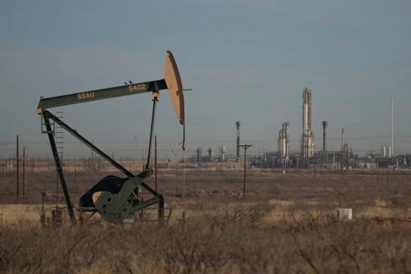 Texas crude industry says low prices threaten thousands of drilling jobs