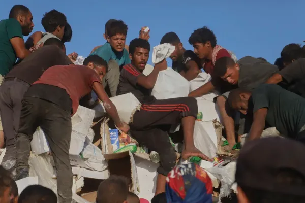 Israel allows merchants into Gaza Strip amid reports of vote for full occupation