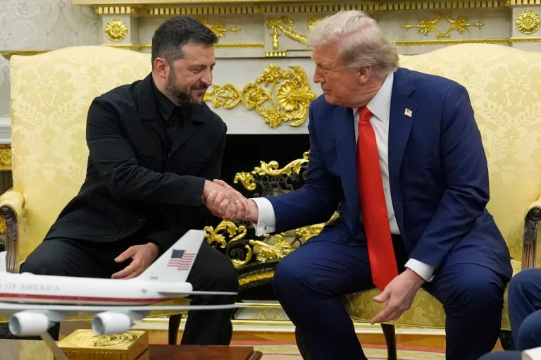 President Donald Trump meet with Ukraine's President Volodymyr Zelenskyy in the Oval Office at the White House, Monday, Aug. 18, 2025, in Washington.