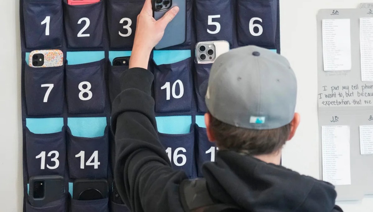 New Jersey signs legislation banning cellphones in schools