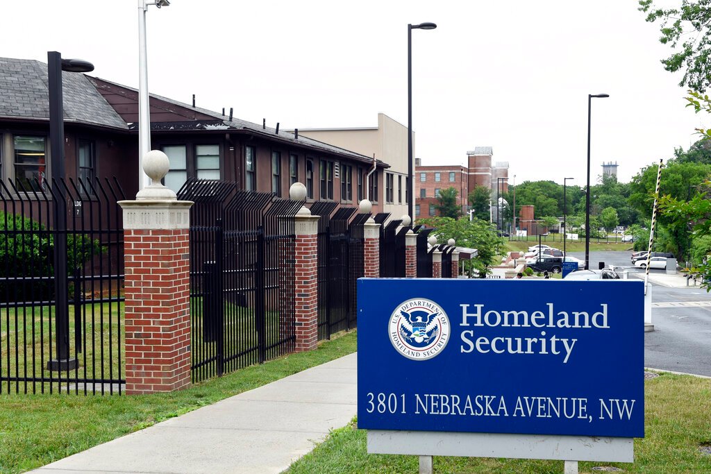 NextImg:Appeals court allows Trump administration to end legal protection for over 400,000 immigrants