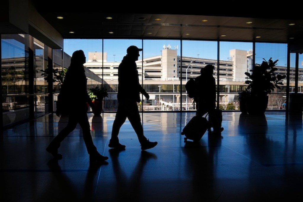 NextImg:Consumer sentiment falls to lowest level since May