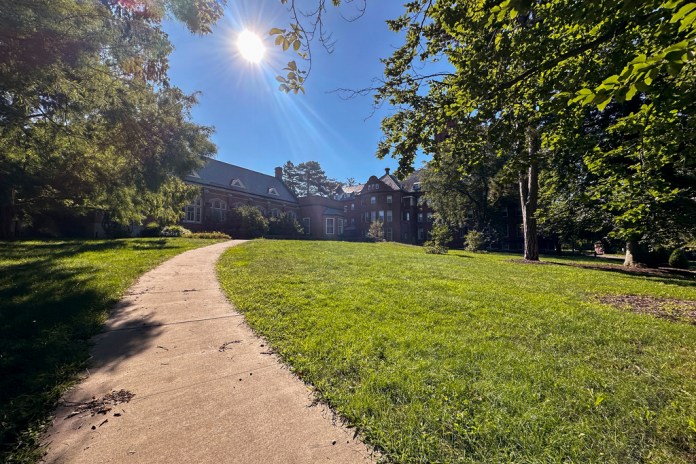 Higher ed spending up as enrollment plummets at Illinois universities