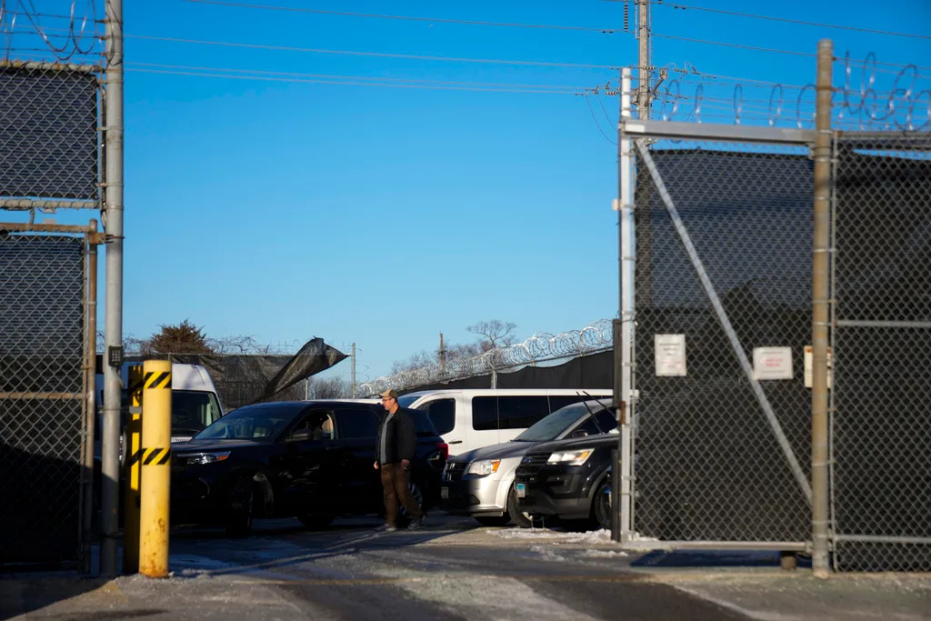 NextImg:ICE agents tear gas Chicago-area protesters outside facility
