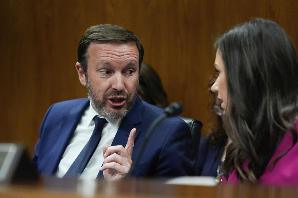 NextImg:Chris Murphy says Trump is trying to 'exploit' recent political violent acts