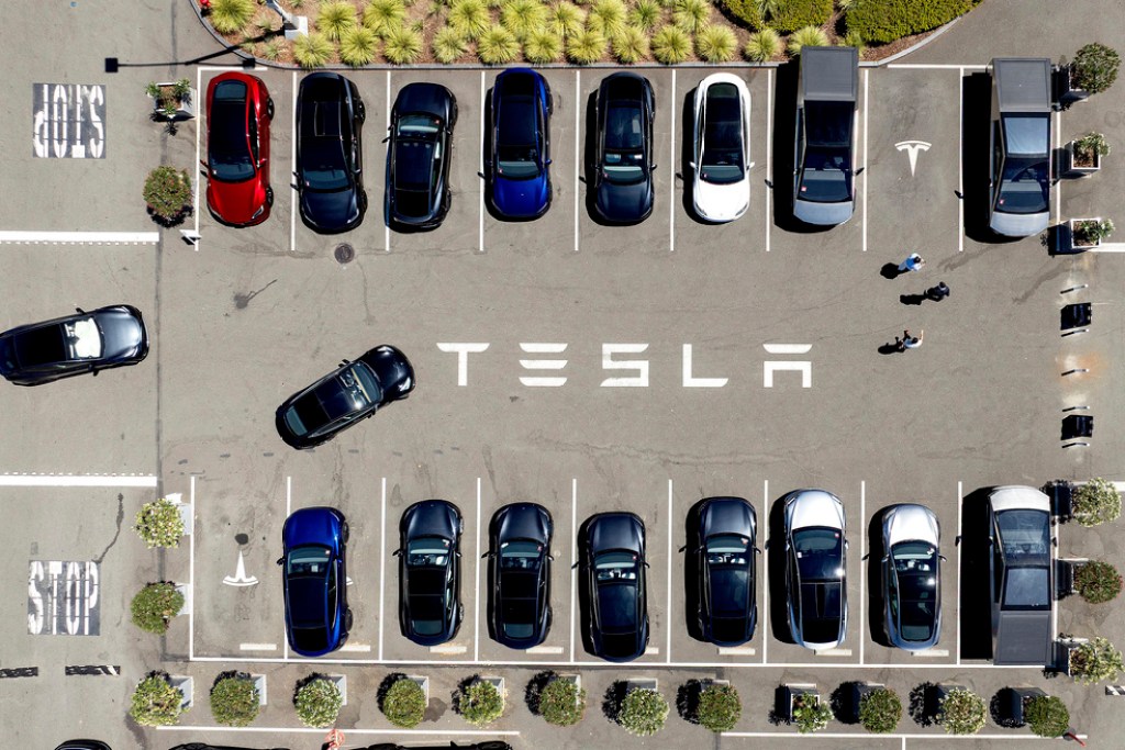NextImg:Electric vehicle sales surge as buyers try to get ahead of subsidy expiration Tuesday