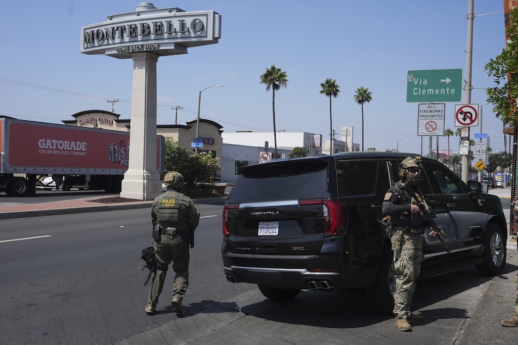 NextImg:Supreme Court lifts district court's LA immigration raid restrictions