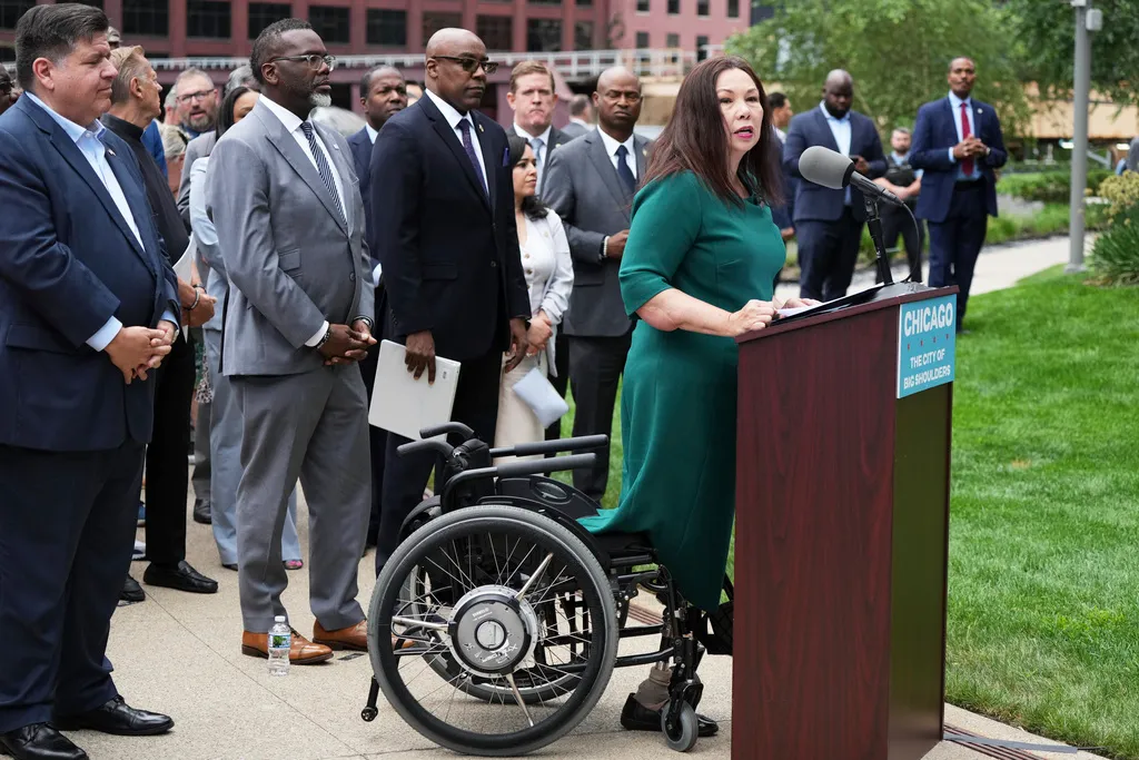 NextImg:Duckworth says US strike on Venezuelan boat opens Americans to similar attacks