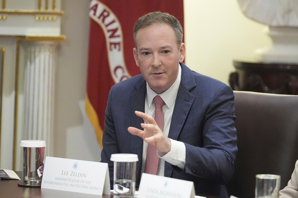 NextImg:Climate groups seek full court rehearing over EPA $20 billion grant cuts