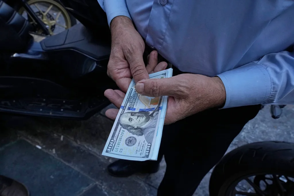 NextImg:October Social Security direct payment worth $967 goes out in 26 days