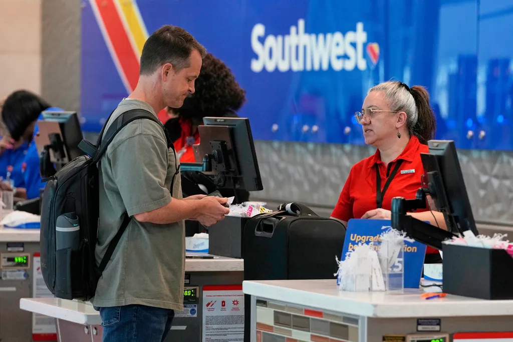 NextImg:Trump abandons new airline reimbursement regulation touted by Biden and Buttigieg