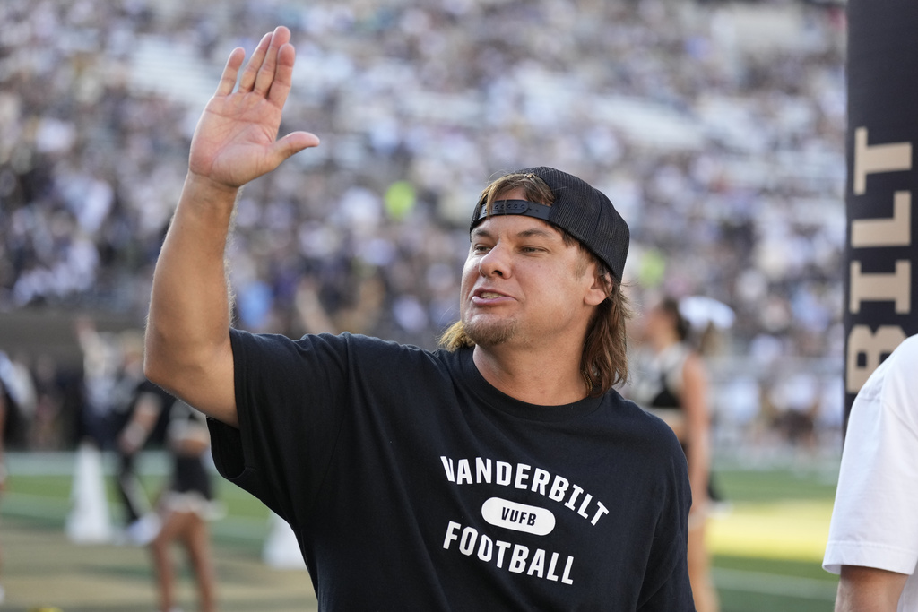 NextImg:Theo Von asks DHS not to include him in 'banger' deportation video