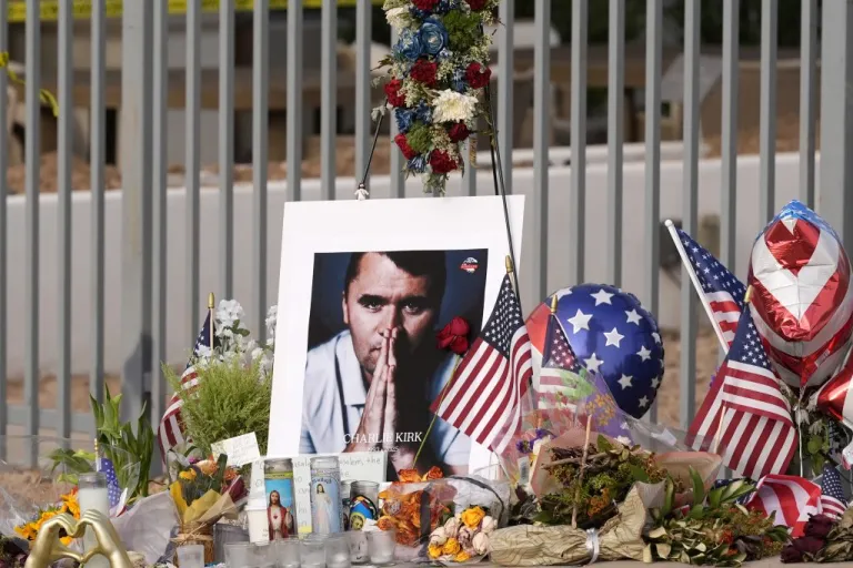 A makeshift memorial grows in size at the Turning Point USA headquarters after the shooting death at a Utah college last Wednesday of Charlie Kirk, the 31-year-old founder and CEO of the organization, Wednesday, Sept. 17, 2025, in Phoenix. (AP Photo/Ross D. Franklin)